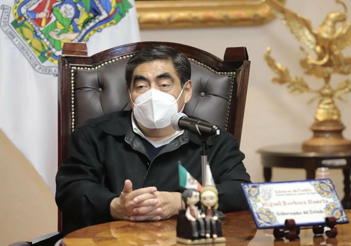 El gobernador Miguel Barbosa reveló que fue su administración la que tramitó la denuncia penal contra el ex titular de la Secretaría de Movilidad y Transporte. Foto tomada del Twitter de @MBarbosaMX 