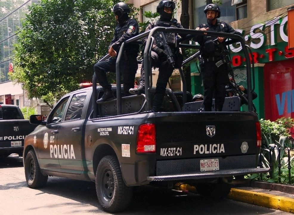 Elementos de la SSC realizaron la consulta de sus datos en el Sistema de Información Administrativa, sin encontrar su área de adscripción, por ello, detuvieron al hombre de 58 años de edad y junto con la documentación y la motocicleta que portaba una placa de circulación posiblemente apócrifa.