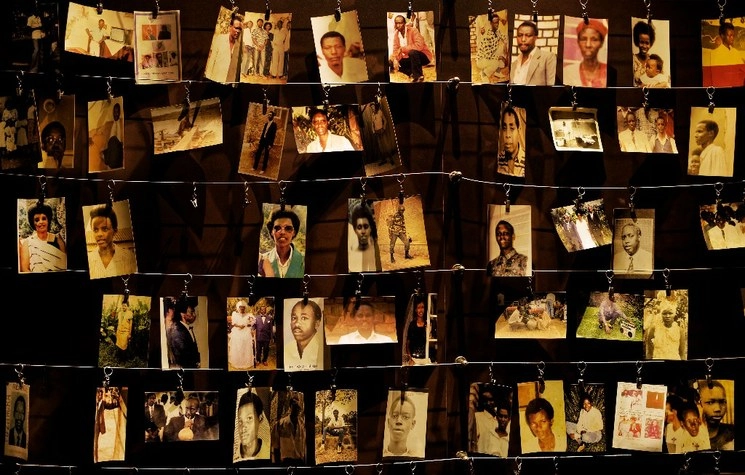 Fotografías de familiares fallecidos del genocidio en una exhibición en el centro Kigali Genocide Memorial en la capital, Kigali, Ruanda. Foto Ap
