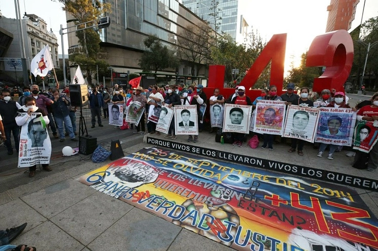 Familiares de los 43 normalistas de Ayotzinapa y ciudadanos realizan una manifestación en el Antimonumento +43, ubicado en Paseo de la Reforma, en la Ciudad de México. Foto José Antonio López / Archivo 
