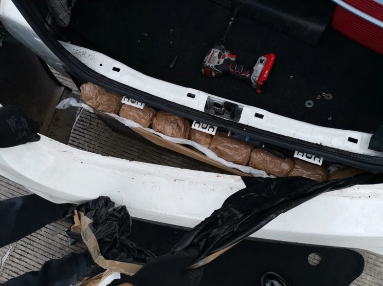 Elementos de la Guardia Nacional detuvieron a una persona que trasladaba en la defensa trasera de su vehículo más de nueve kilos de crystal. Foto cortesía de la Guardia Nacional
