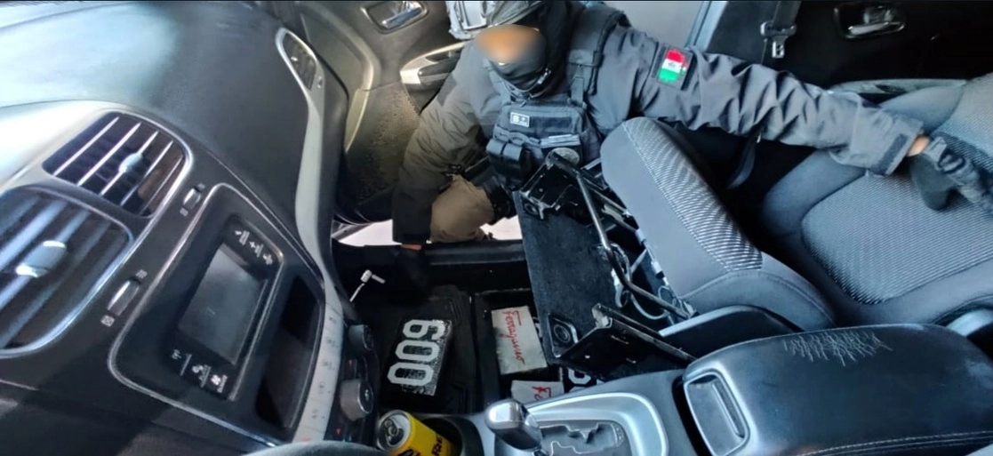 En el sitio encontraron la sustancia mencionada, además de tres vehículos, 28 placas, etiquetas, una prensa hidráulica y dos teléfonos celulares. Foto cortesía de la FGR