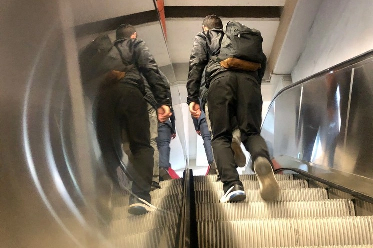 El detenido llevaba 64 tarjetas de peaje, algunas apócrifas y otras con recargas ilegales. Foto LA JORNADA/Luis Castillo