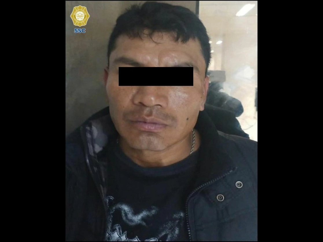 Policías de la SSC detuvieron en la colonia Santiago Tepalcatlalpan, en Xochimilco, a una persona en posesión de 23 bolsitas de plástico que contenían aparente mariguana. Foto cortesía de la SSC