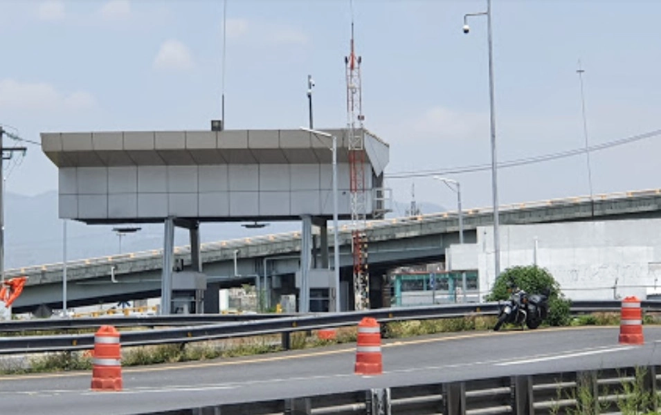 Un sujeto asesinó a su esposa con arma de fuego y abandonó su cuerpo a la altura de la caseta de cobro T-3 del Circuito Exterior Mexiquense en Nezahualcóyotl. Imagen tomada de Google Maps