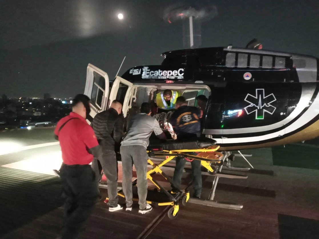 La mujer fue trasladada en helicóptero al hospital 20 de Noviembre de la Ciudad de México. Foto La Jornada