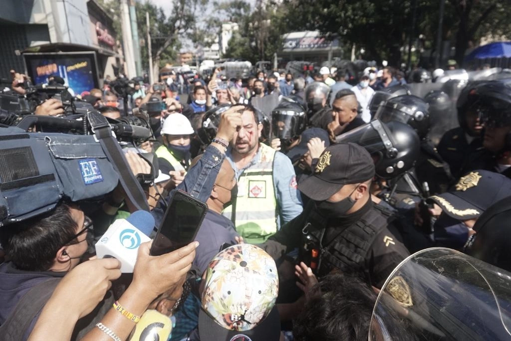 Gaseros y policías se enfrentaron en la avenida de los Insurgentes y Eje 5. Foto Pablo Ramos