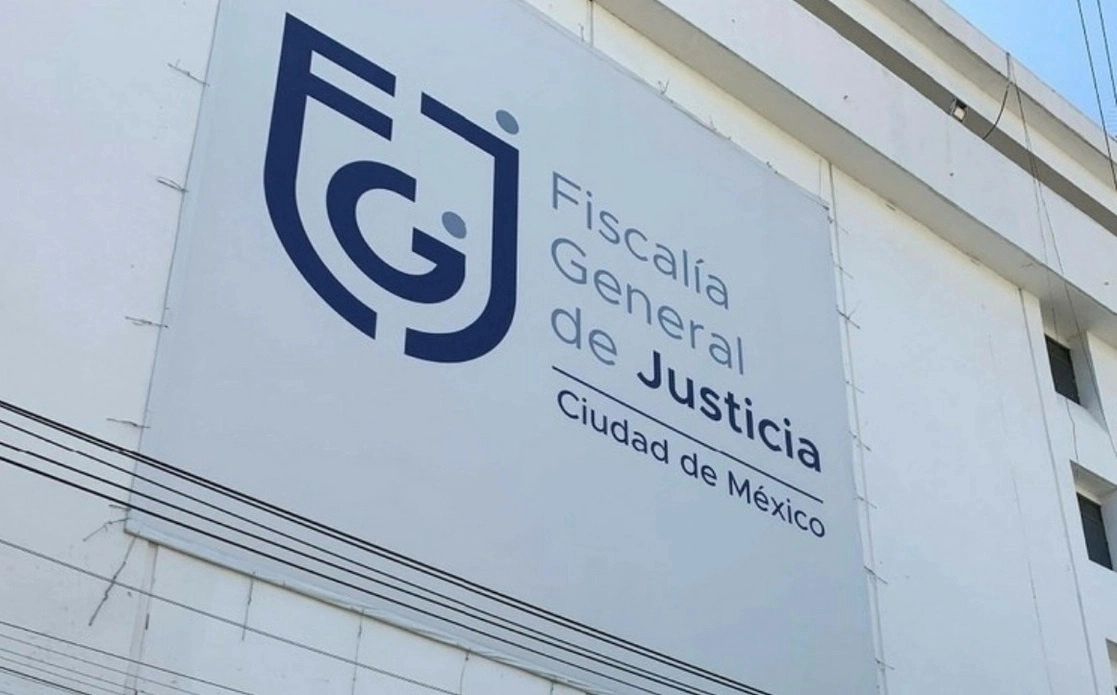 Elementos de la fiscalía capitalina ejecutaron una orden de aprehensión en contra de Jorge Fernando N, quien se hacía pasar como notario. Foto Alfredo Domínguez / Archivo 