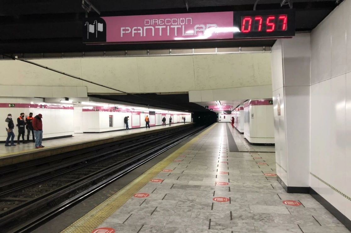 Un hombre fue detenido por su posible responsabilidad en la sustracción de rejillas de las alcantarillas de la estación Pantitlán de la Línea 1 del Sistema de Transporte Colectivo Metro. Foto Luis Castillo / Archivo