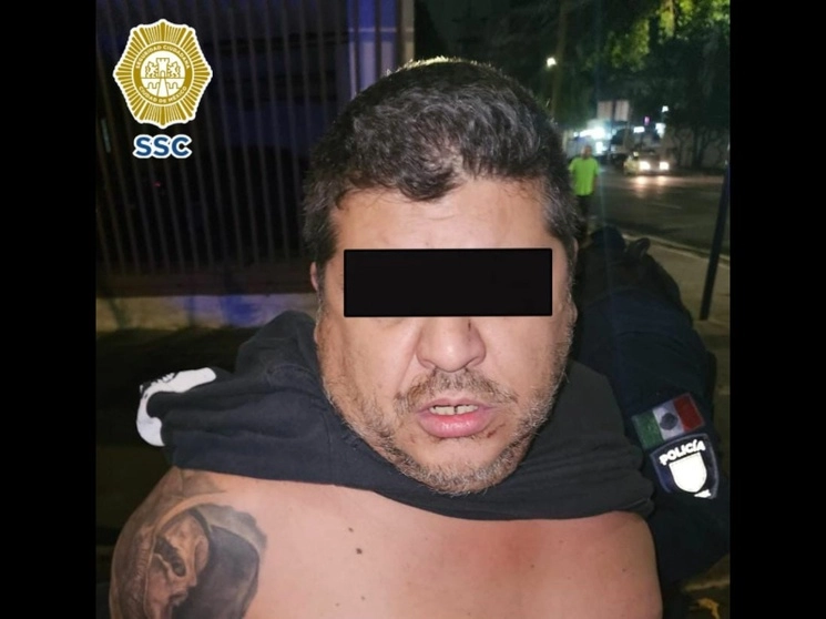 Carlos Santoscoy Barroso, posible agresor de una mujer en un inmueble de la calle Ángel Urraza de la colonia Vértiz Narvarte, fue detenido por policías en la alcaldía Benito Juárez y se encuentra a disposición del Ministerio Público, el 29 de agosto de 2023. Foto cortesía SSC CDMX