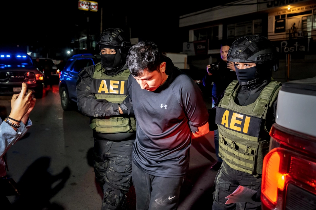 César Moisés, considerado un individuo armado y peligroso, fue localizado en una pensión de la colonia Lomas del Matamoros, donde se encontraba estacionado el vehículo vinculado al caso. Foto