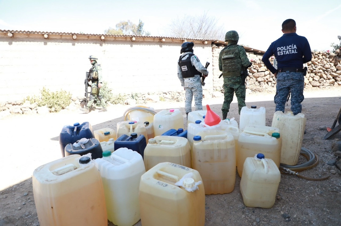 En el operativo también fueron localizados dos centros de distribución de hidrocarburo y droga. Foto ‘La Jornada’
