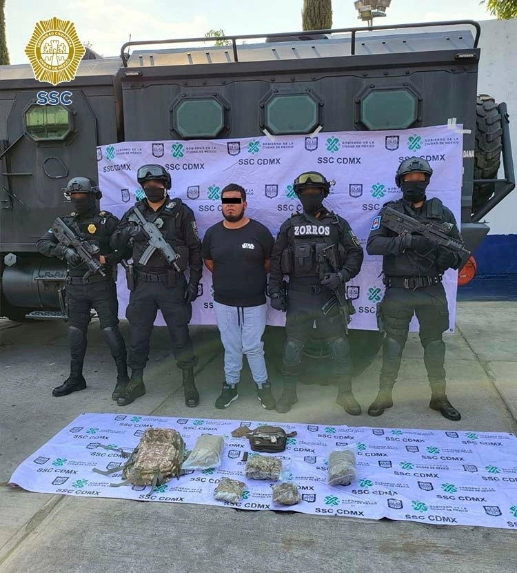Durante la detención de Axel N, se decomisaron sustancias psicoactivas y armas de fuego. Foto SSC-CDMX