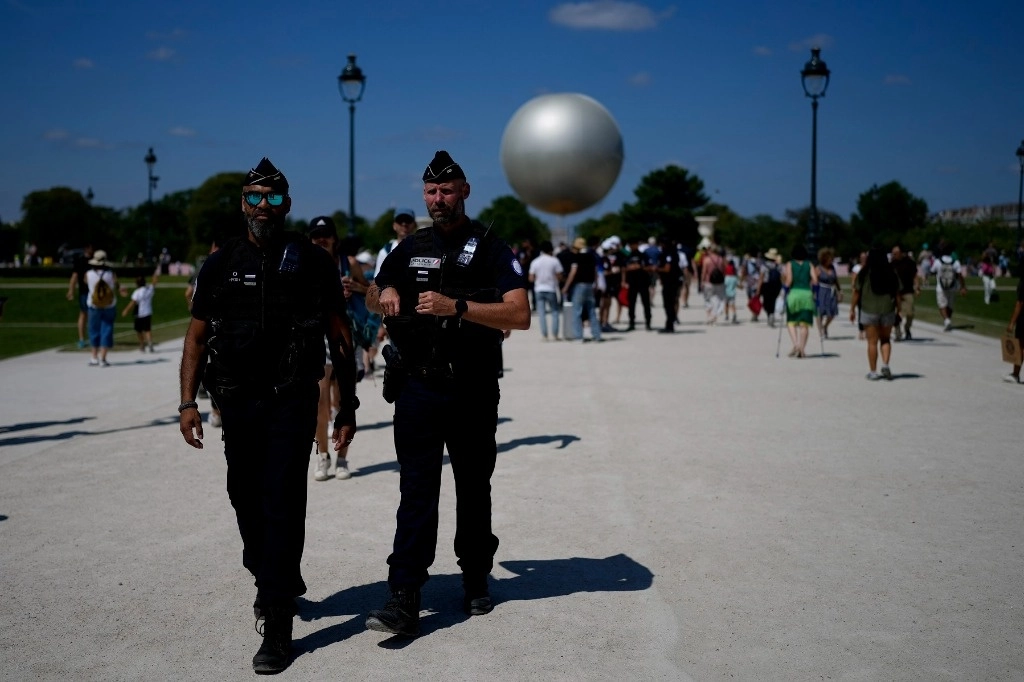 En la imagen, policías patrullan el Jardín de Tuileries, durante los juegos olímpicos de París. Foto Ap  