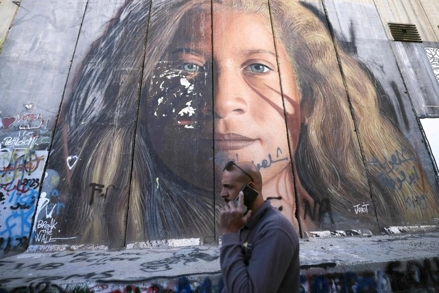 Grafitti con el retrato de la ícono palestina Ahed Tamimi en una parte de la barrera israelí en Belén. Foto Afp 