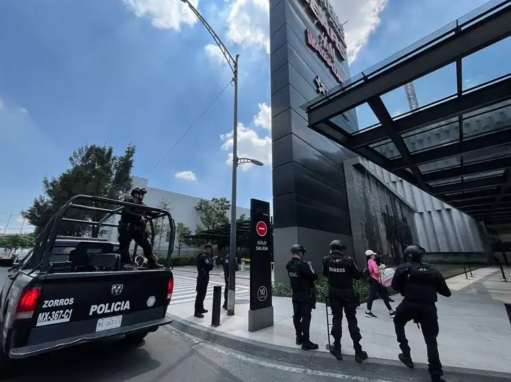 Esta mañana se registró un intento de asalto en una joyería de la plaza comercial Las Antenas, ubicada en Periférico Oriente, el 7 de agosto de 2023. Foto Alfredo Domínguez