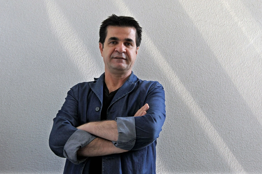 El director de cine iraní Jafar Panahi posa durante una entrevista en Teherán. Foto Afp / Archivo
