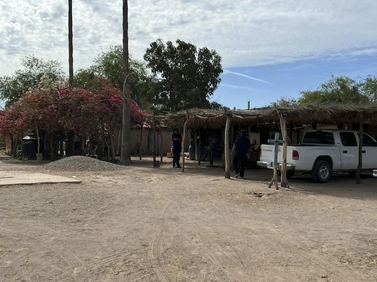 Miembros de la tribu Pascua Yaqui recogen participantes culturales de su comunidad tribal relacionada. Foto Ap