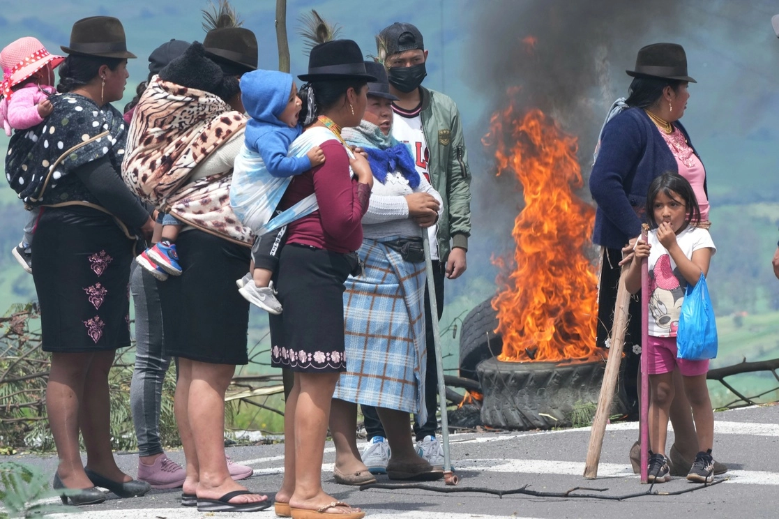 Indígenas ecuatorianas ayer durante la jornada de protesta contra el alto costo de la gasolina y en demanda de fijar un precio mínimo a productos agrícolas. Foto Ap 