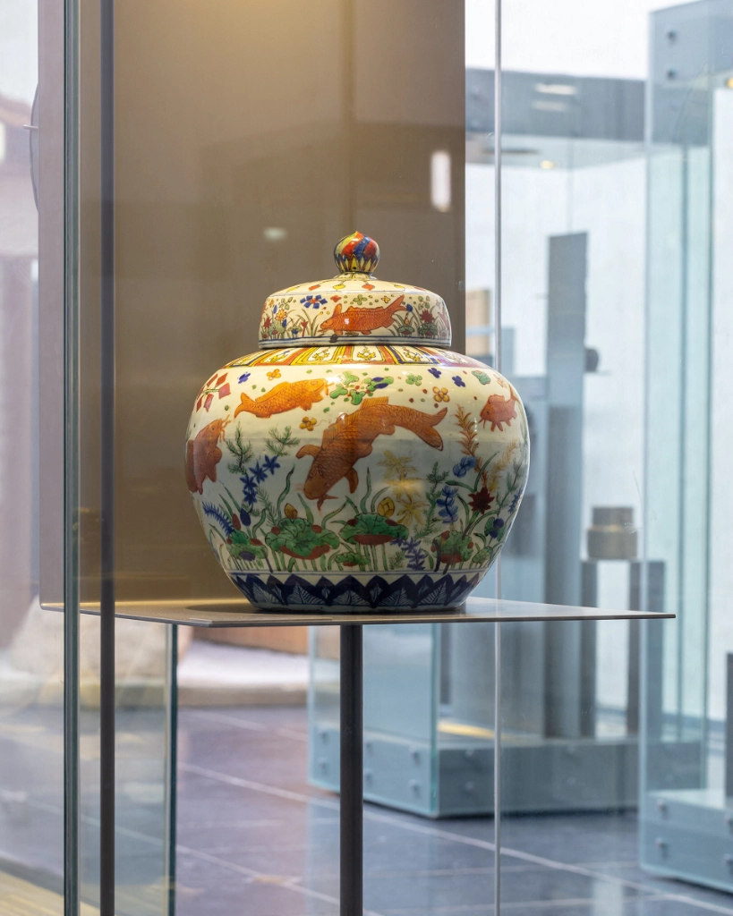 Imagen del jarrón de porcelana en el museo Real de Mariemont, Bélgica. Foto Afp