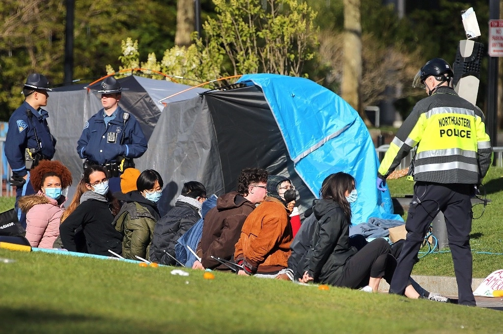 La policía de la Universidad Northeastern arrestó a manifestantes en el campamento de tiendas de campaña en el campus de Boston, 27 de abril de 2024. Foto Ap