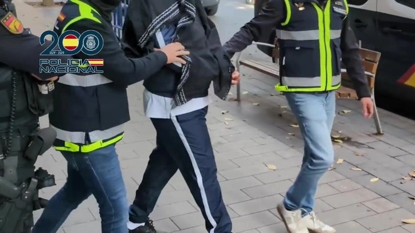 La investigación comenzó cuando los agentes detectaron la presencia de una persona radicalizada, afín a las proclamas yihadistas, que se encontraba consumiendo y difundiendo material propagandístico del terrorismo yihadista a través de perfiles en redes sociales. Foto interior.gob.es