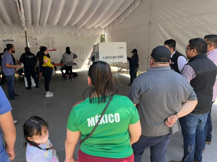 Ciudadanos emiten su voto en las elecciones a la gubernatura estatal del Estado de México, en el municipio de Chimalhuacán, el 4 de junio de 2023. Foto Luis Castillo