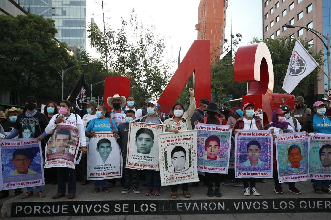 Familiares de los 43 normalistas de Ayotzinapa durante una marcha en la Ciudad de México. Foto Yazmín Ortega Cortés / Archivo