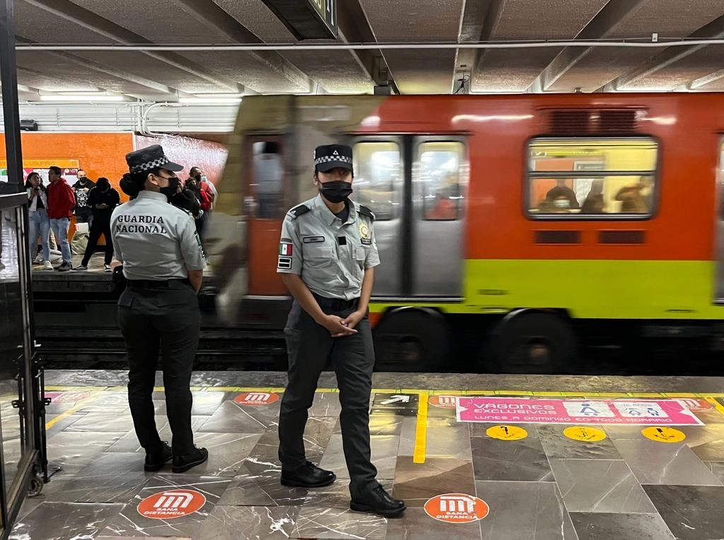 Elementos de la Guardia Nacional vigilan estaciones del Metro, en la Ciudad de México, el 13 de enero de 2023. Foto José Antonio López