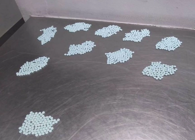 Elementos de la Guardia Nacional detuvieron a una mujer que viajaba en un autobús, en posesión de mil pastillas de posible fentanilo. Foto cortesía de la Guardia Nacional 