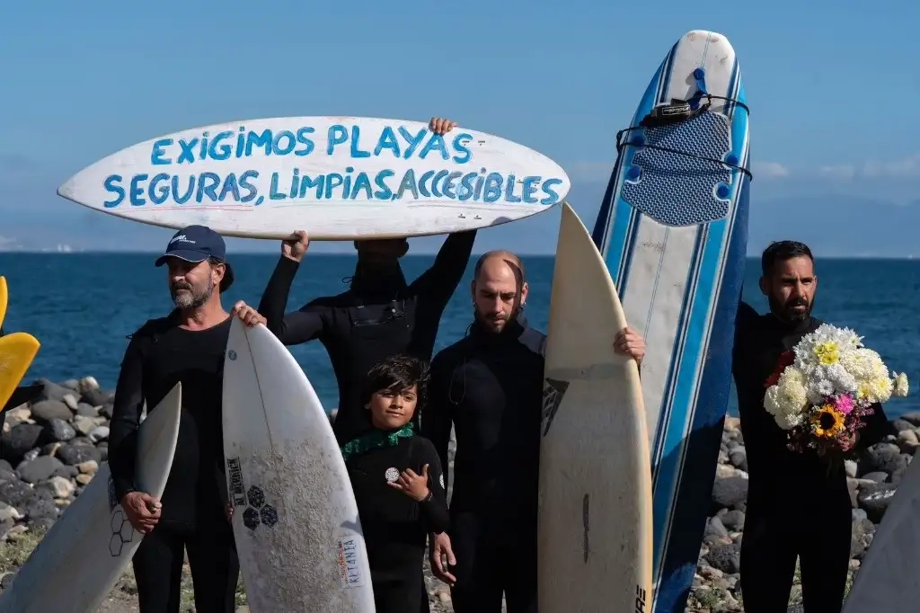 Surfistas en BC exigen mayor seguridad en las playas tras el asesinato de tres extranjeros. Foto Omar Martínez/ La Jornada Baja California