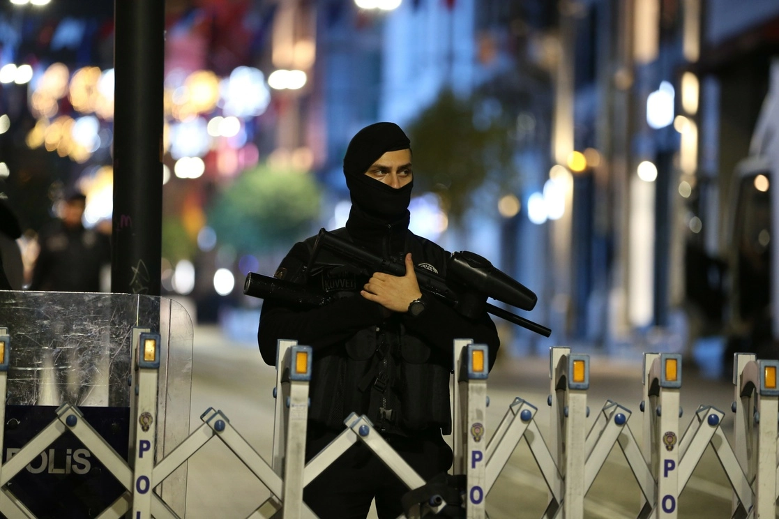 Un policía custodia la entrada de la calle donde ocurrió el ataque en Estambul, Turquía. Foto Ap