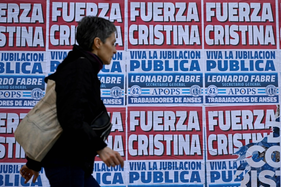 Carteles en apoyo de la vicepresidenta argentina Cristina Fernández de Kirchner se ven en una pared en Buenos Aires, el 3 de septiembre de 2022. Foto Afp