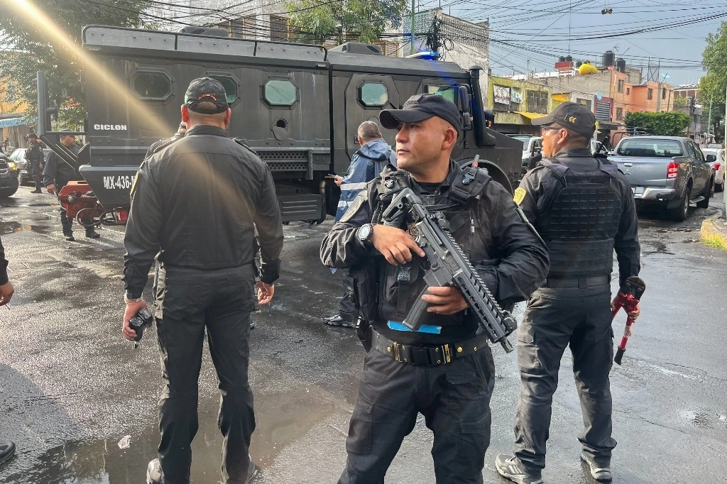 Elementos de la SSC-CDMX durante el operativo en calles de la colonia Morelos, Alcaldía Venustiano Carranza. Foto Víctor Camacho