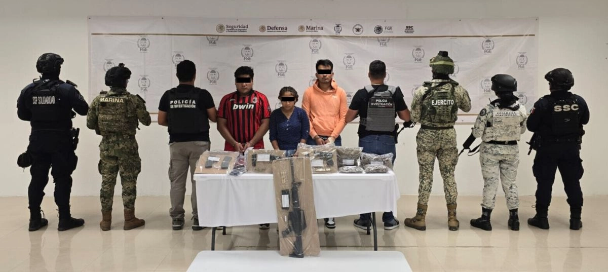 Tres de los detenidos con algunas de las dosis que portaban y una de las armas largas. Foto