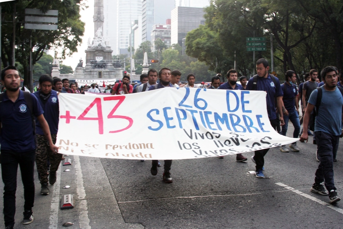 Normalistas de Ayotzinapa  marchando en la CDMX. Foto Roberto García Rivas
