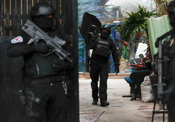 Policías capitalinos realizan un operativo en una vecindad de la colonia Doctores. Foto Víctor Camacho / Archivo