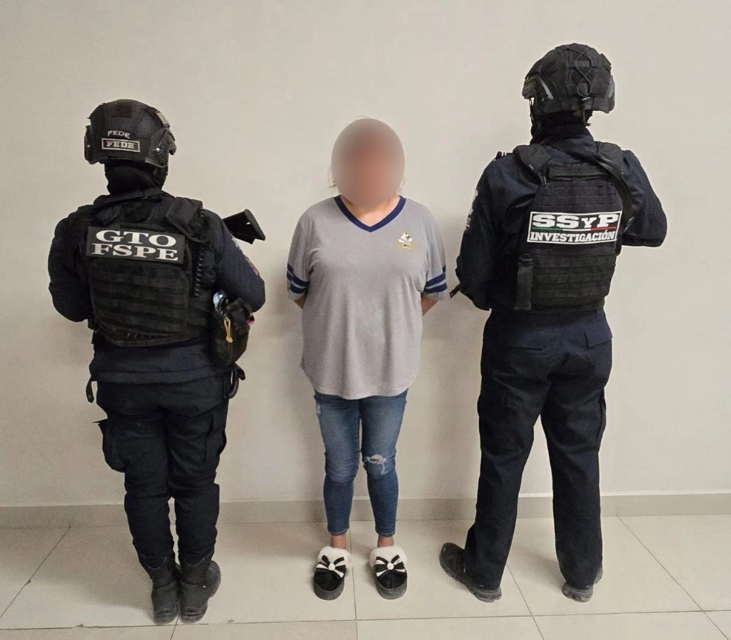 La detenida está acusada de dedicarse al secuestro, la extorsión y cobro de piso. Foto FGE Guanajuato