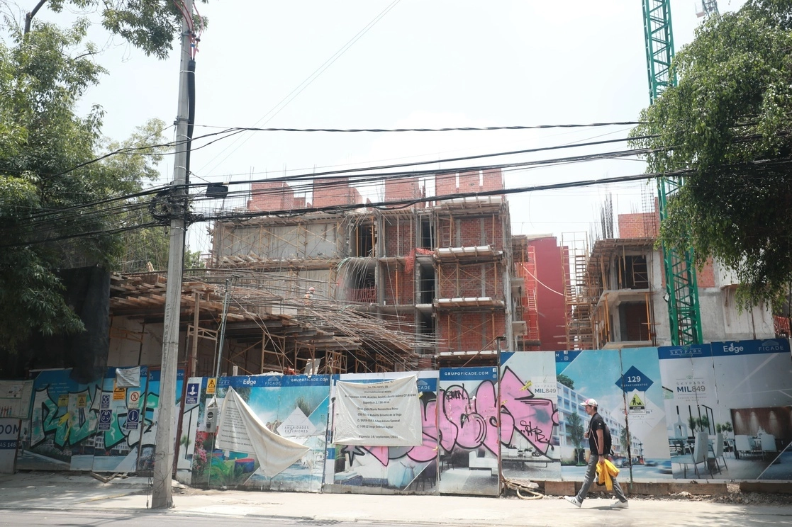 El ex director de Obras de la alcaldía Benito Juárez es señalado como  uno de los principales operadores de una red de corrupción en el sector inmobiliario. En la imagen, desarrollo habitacional sobre la avenida Coyoacán. Foto Luis Castillo / Archivo