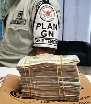 Dinero en efectivo decomisado en Chihuahua por la Guardia Nacional. Foto @GN_MEXICO_