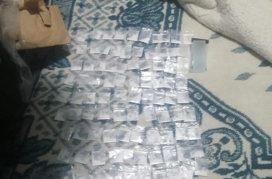 En la colonia Morelos fueron detenidos dos personas que portaban casi 100 dosis de presuntamente cocaína. Foto FGJCDMX