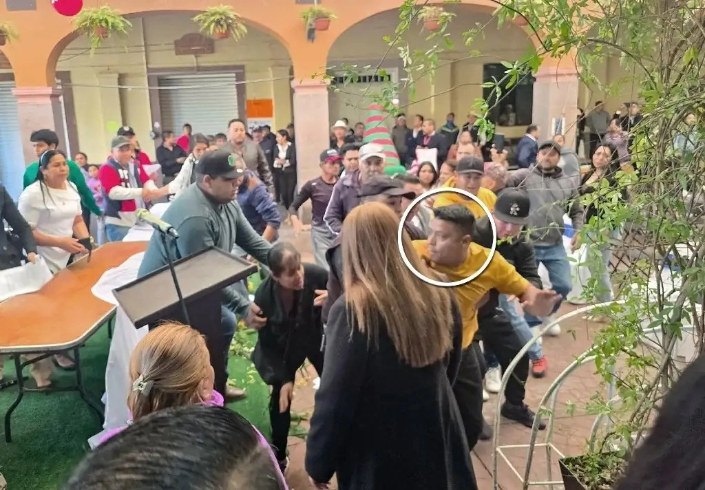 Luego de rendir protesta como alcalde de Santo Tomás de los Plátanos, el perredista Pedro Luis Hernández se escabulló de un grupo de policías que se presentaron en la ceremonia para cumplimentar una orden de aprehensión, como parte de la operación Enjambre. Foto 'La Jornada' / Archivo