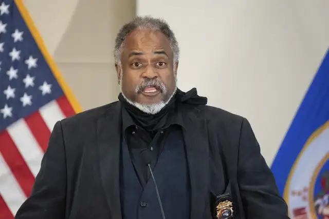 "Acabo de ser informado (...) que el agente identificado como Derek Chauvin en la muerte del señor Floyd fue puesto bajo custodia", señaló John Harrington, comisionado del Departamento de Seguridad del estado de Minnesota. Foto Star Tribune vía Ap