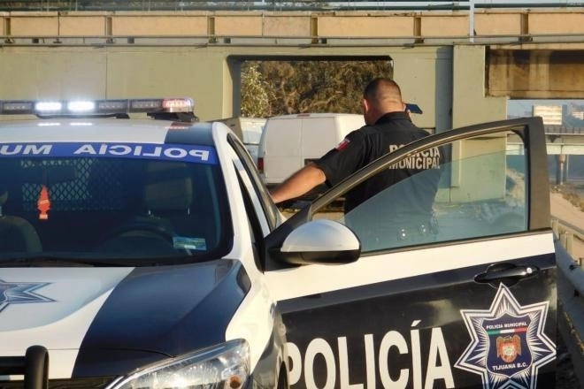 En imagen de archivo, policías de Tijuana en operativo. Foto Margarito Martínez