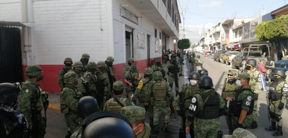 Operativo de detención de elementos municipales de Teoloyucan, Estado de México. Foto La Jornada
