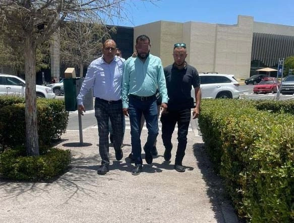 El munícipe fue arrestado en el estacionamiento de una plaza comercial, ubicada al poniente de la capital del estado. Imagen difundida en redes sociales 