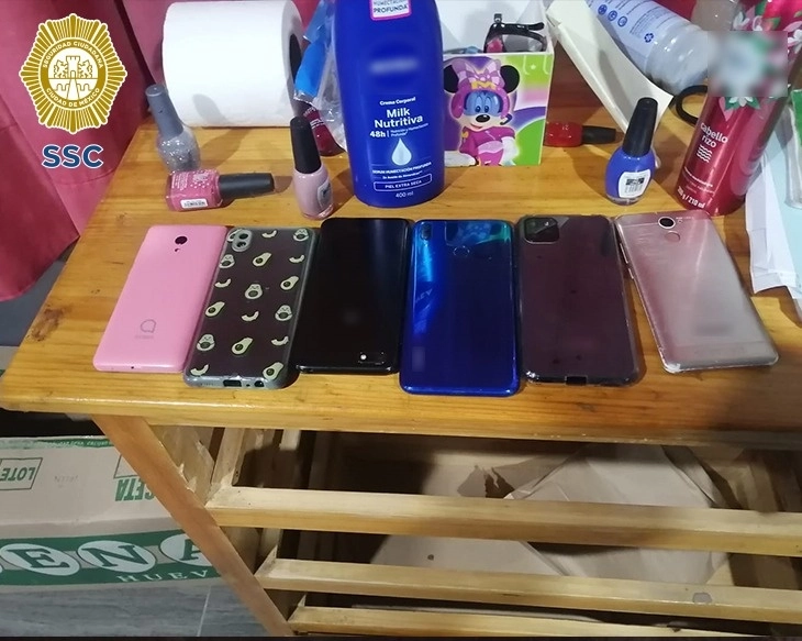 Fueron asegurados seis bolsas de plástico con aparente mariguana, un arma de fuego corta, seis equipos de telefonía celular, documentación, libretas y cuadernos con información de extorsiones cobradas y por cobrar. Foto cortesía de la SSC 