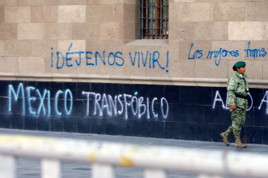 Pintas exigiendo protección para integrantes de la comunidad LGBT+ en Palacio Nacional. Foto José Antonio López/Archivo.