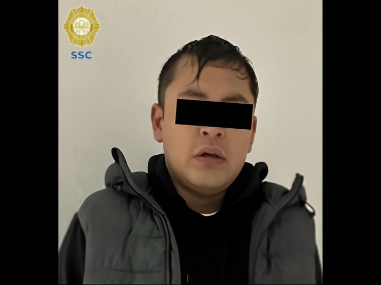 Al hombre, de 24 años de edad, se le informaron sus derechos y el motivo de su detención y, junto con la motocicleta y la aparente droga, fue puesto a disposición del agente del Ministerio Público correspondiente. Foto cortesía SSC