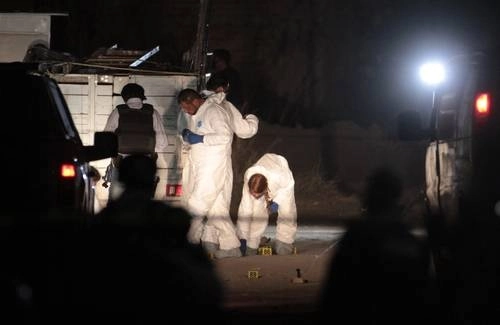 Peritos forenses en el lugar de los hechos, el 27 de febrero pasado. Foto Arturo Campos